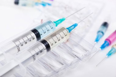 Beyaz arka planda enjeksiyon için tıbbi şırıngalar