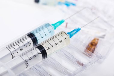 Beyaz arka planda enjeksiyon için tıbbi şırıngalar
