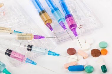 Beyaz arka planda enjeksiyon için tıbbi şırıngalar
