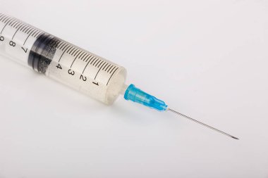 Beyaz arka planda enjeksiyon için tıbbi şırıngalar