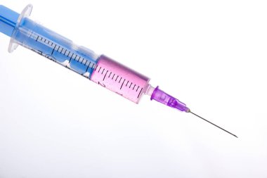 Beyaz arka planda enjeksiyon için tıbbi şırıngalar