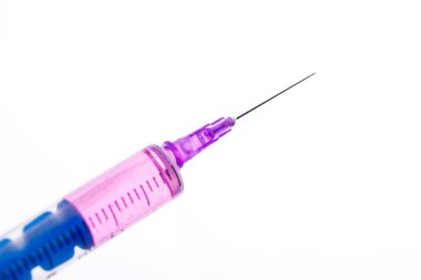 Beyaz arka planda enjeksiyon için tıbbi şırıngalar