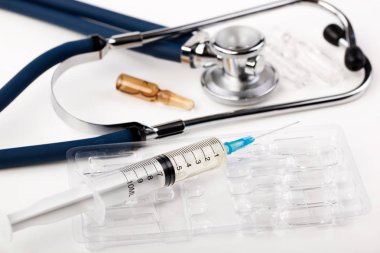 Beyaz arka planda enjeksiyon için tıbbi şırıngalar