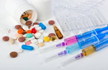 Beyaz arka planda enjeksiyon için tıbbi şırıngalar