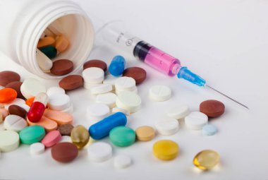 Beyaz arka planda enjeksiyon için tıbbi şırıngalar