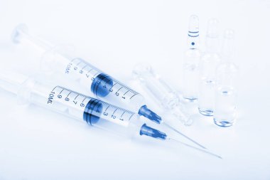 Beyaz arka planda enjeksiyon için tıbbi şırıngalar