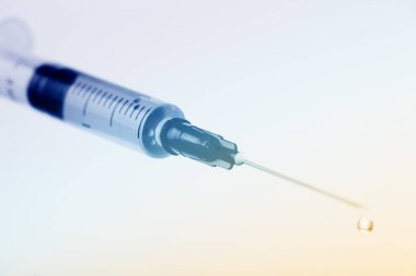 Beyaz arka planda enjeksiyon için tıbbi şırıngalar