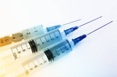 Beyaz arka planda enjeksiyon için tıbbi şırıngalar