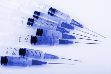 Beyaz arka planda enjeksiyon için tıbbi şırıngalar
