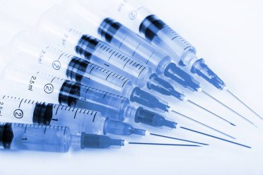 Beyaz arka planda enjeksiyon için tıbbi şırıngalar