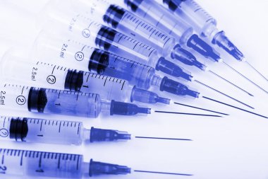 Beyaz arka planda enjeksiyon için tıbbi şırıngalar