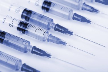 Beyaz arka planda enjeksiyon için tıbbi şırıngalar