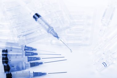 Beyaz arka planda enjeksiyon için tıbbi şırıngalar