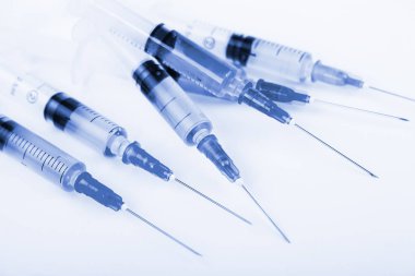 Beyaz arka planda enjeksiyon için tıbbi şırıngalar