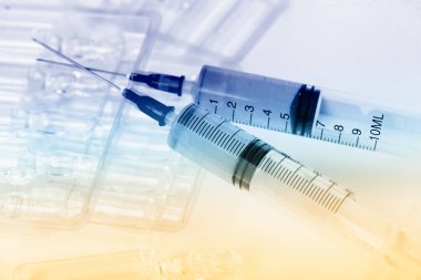 Beyaz arka planda enjeksiyon için tıbbi şırıngalar