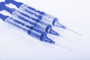 Beyaz arka planda enjeksiyon için tıbbi şırıngalar