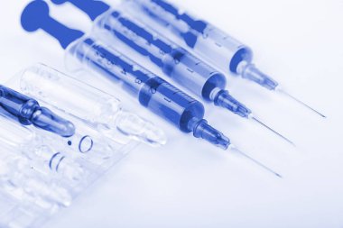 Beyaz arka planda enjeksiyon için tıbbi şırıngalar