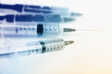 Beyaz arka planda enjeksiyon için tıbbi şırıngalar