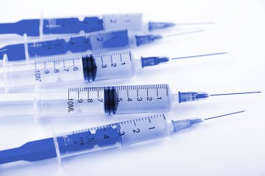 Beyaz arka planda enjeksiyon için tıbbi şırıngalar