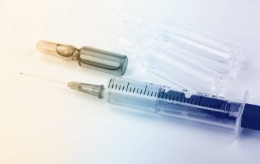 Beyaz arka planda enjeksiyon için tıbbi şırıngalar