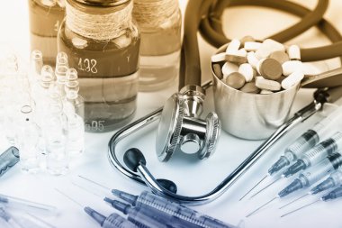 Beyaz arka planda enjeksiyon için tıbbi şırıngalar