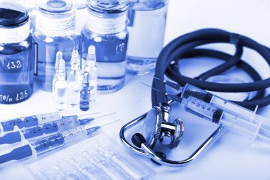 Beyaz arka planda enjeksiyon için tıbbi şırıngalar