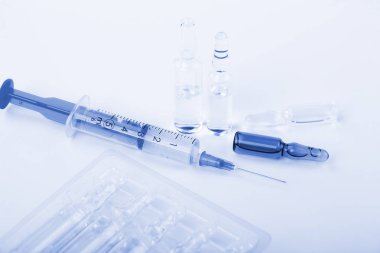 Beyaz arka planda enjeksiyon için tıbbi şırıngalar