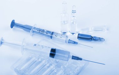 Beyaz arka planda enjeksiyon için tıbbi şırıngalar