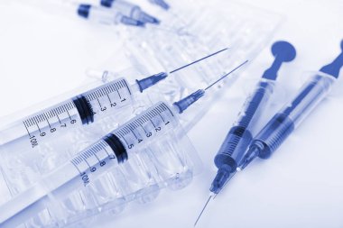 Beyaz arka planda enjeksiyon için tıbbi şırıngalar