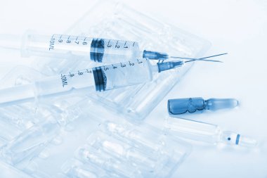Beyaz arka planda enjeksiyon için tıbbi şırıngalar