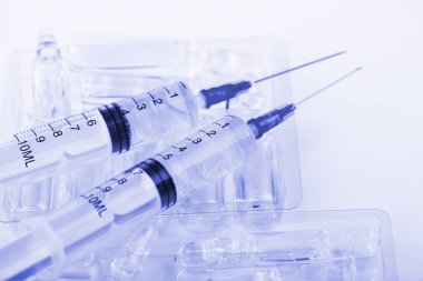 Beyaz arka planda enjeksiyon için tıbbi şırıngalar