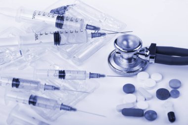 Beyaz arka planda enjeksiyon için tıbbi şırıngalar