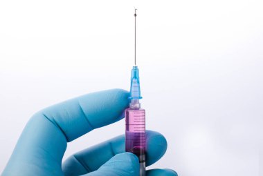 Beyaz arka planda enjeksiyon için tıbbi şırıngalar