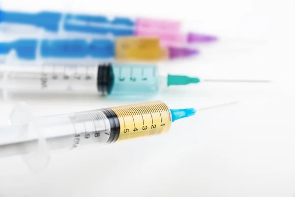 Medische Spuiten Voor Injectie Een Witte Achtergrond — Stockfoto