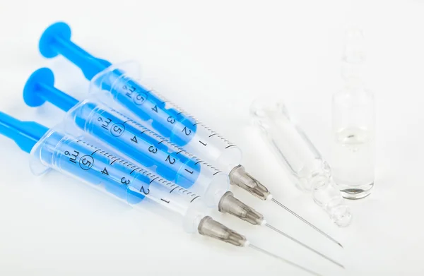白い背景に注射用の医療用注射器 — ストック写真