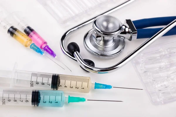 Beyaz arka planda enjeksiyon için tıbbi şırıngalar