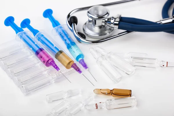 Medische Spuiten Voor Injectie Een Witte Achtergrond — Stockfoto