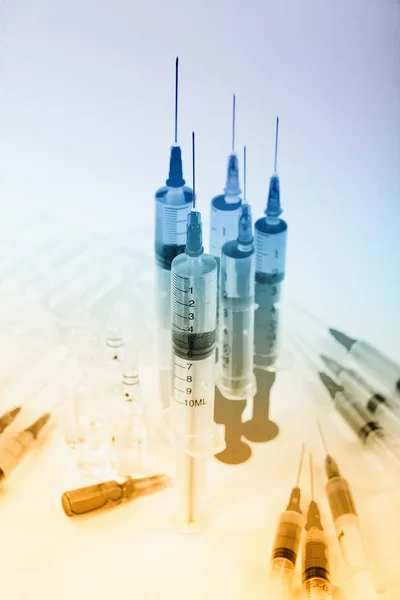 Beyaz Arka Planda Enjeksiyon Için Tıbbi Şırıngalar — Stok fotoğraf