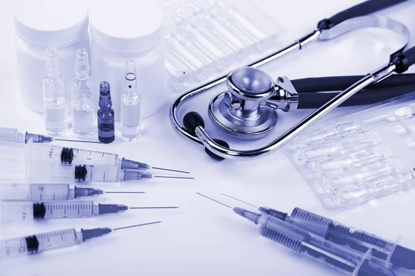 Beyaz Arka Planda Enjeksiyon Için Tıbbi Şırıngalar — Stok fotoğraf