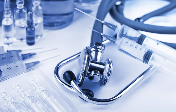 Beyaz arka planda enjeksiyon için tıbbi şırıngalar