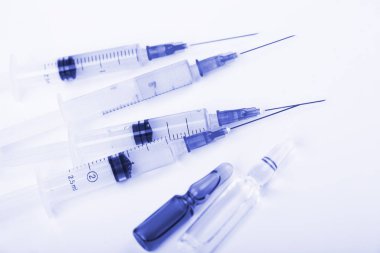 Beyaz arka planda enjeksiyon için tıbbi şırıngalar