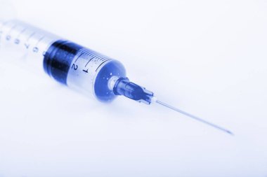 Beyaz arka planda enjeksiyon için tıbbi şırıngalar