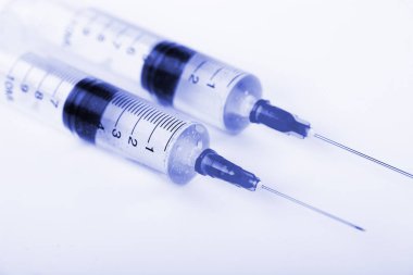 Beyaz arka planda enjeksiyon için tıbbi şırıngalar