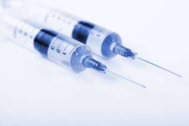 Beyaz arka planda enjeksiyon için tıbbi şırıngalar