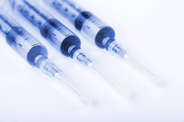 Beyaz arka planda enjeksiyon için tıbbi şırıngalar