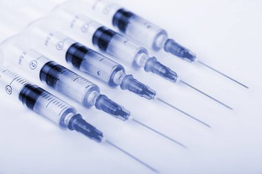 Beyaz arka planda enjeksiyon için tıbbi şırıngalar