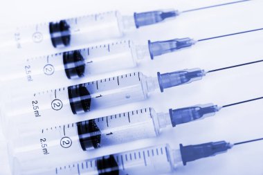 Beyaz arka planda enjeksiyon için tıbbi şırıngalar