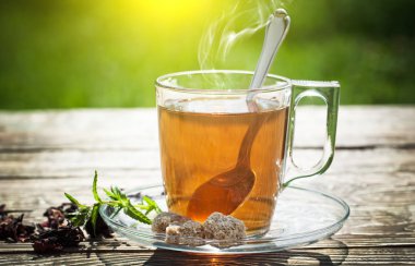 Eski arka plan üzerinde çay