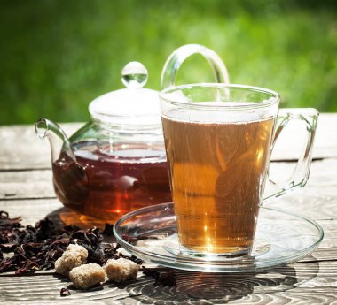 Eski arka plan üzerinde çay