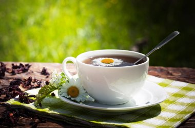 Eski arka plan üzerinde çay